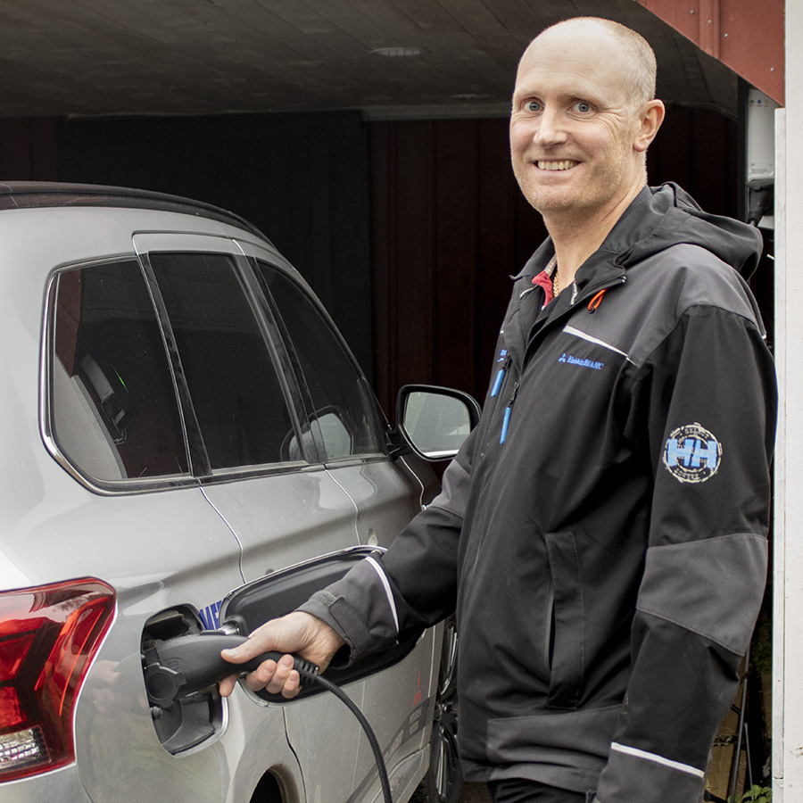 Jonas Beaurling laddar sin elbil