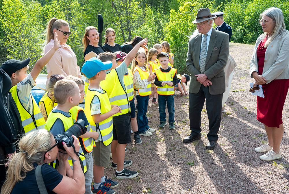 H.M. Konungen och Östergötlands Landshövding Gunilla Svantorp tillsammans med en förskoleklassen från Ydreskolan.