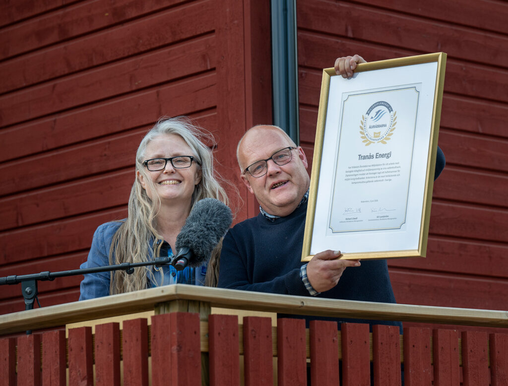 Niklas Johansson, Tranås Energis vd, fick ta emot ett miljödiplom från Siri Lundström, Generalsekreterare på Älvräddarna.